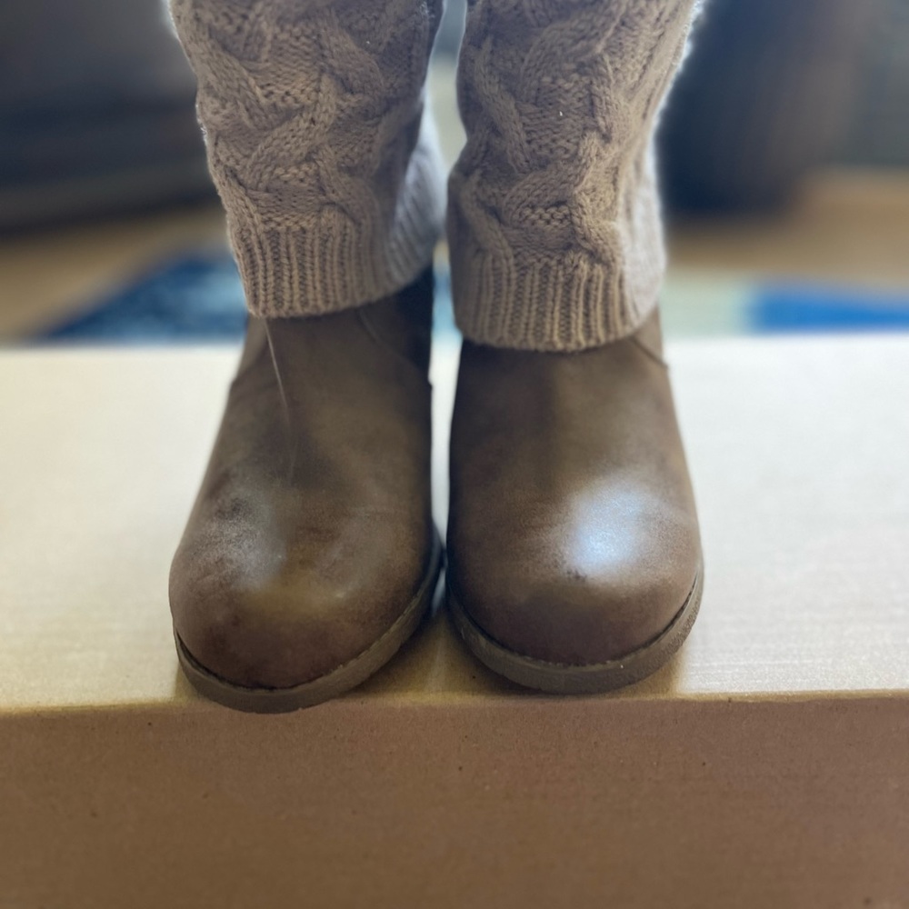 NWOT’s Mukluks heeled boots sz 8